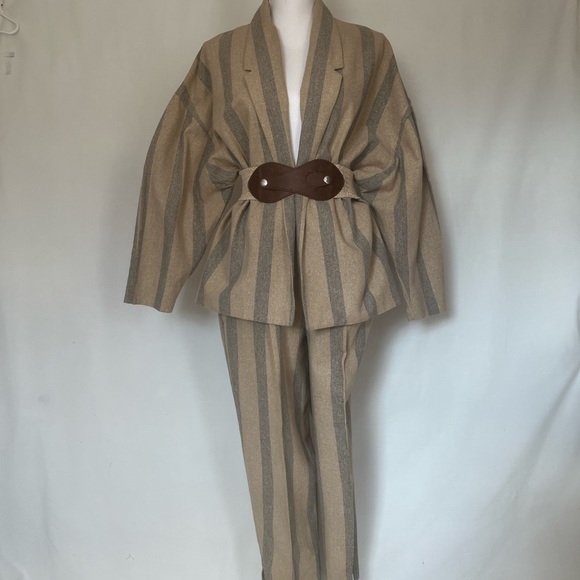 Vintage 80’s Chibarø Dolman Sleeved 2 piece suit with high waisted capri pants. - Picture 3 of 13